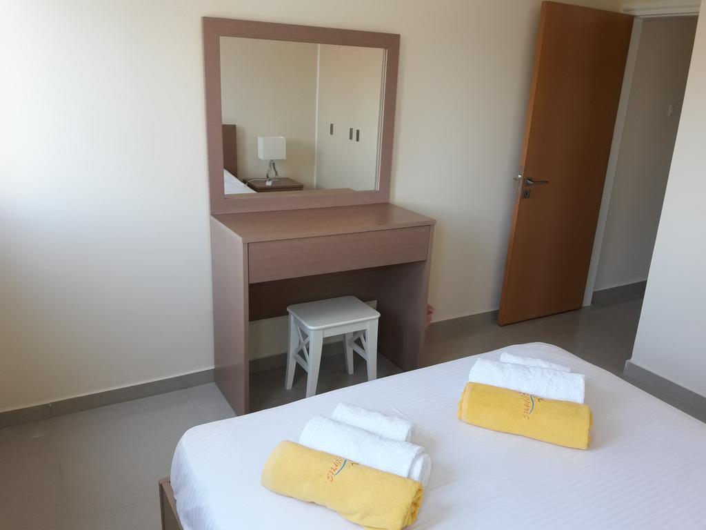 32 Hill Court Lägenhet Larnaca Exteriör bild